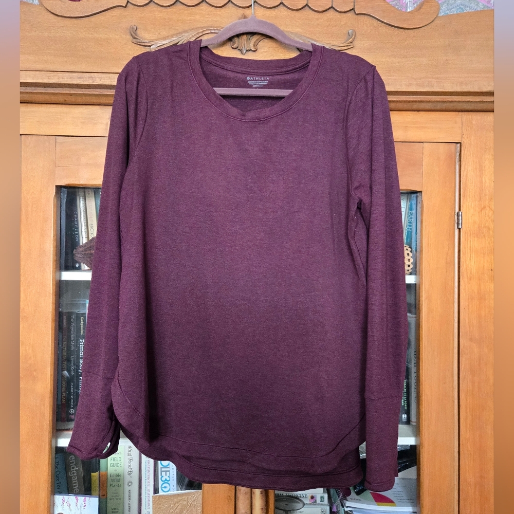 Athleta Uptempo top ling sleeve thumb holes